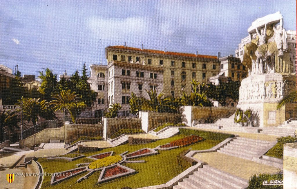Alger en cartes postales 16.JPG - Le monument aux Morts