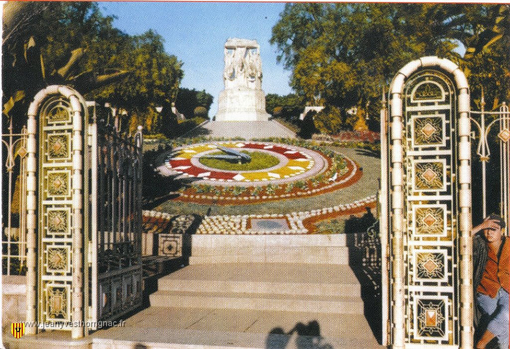 Alger en cartes postales 30.JPG - Le monument aux Morts