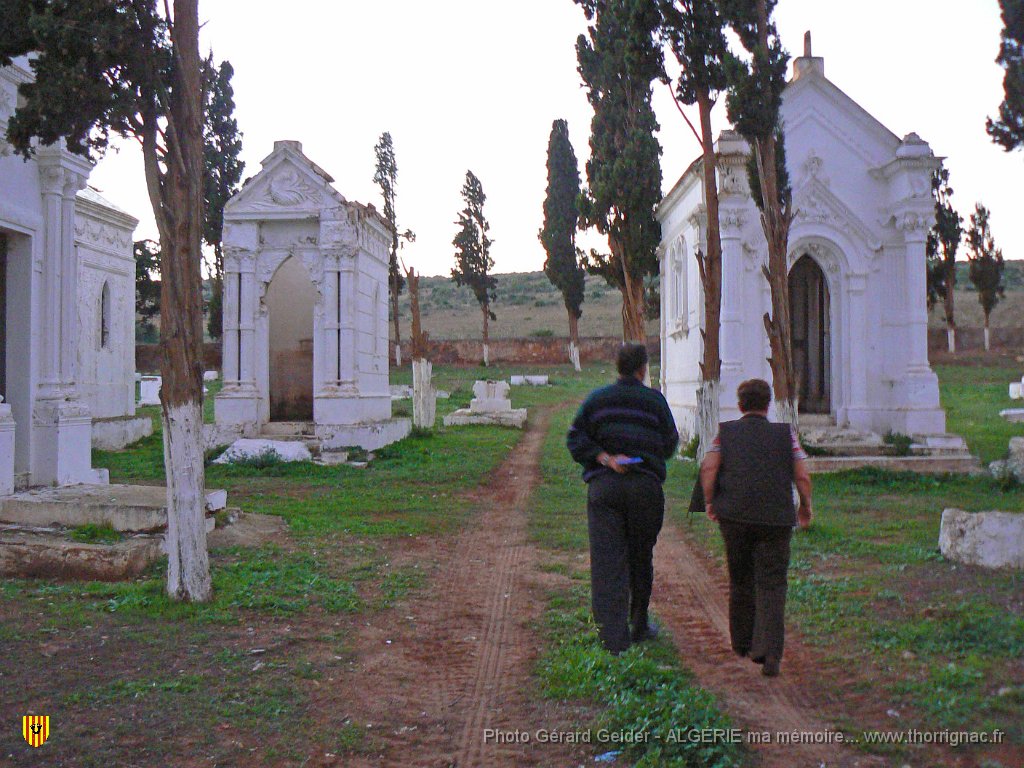196.jpg - Le cimetière de Fornaka.