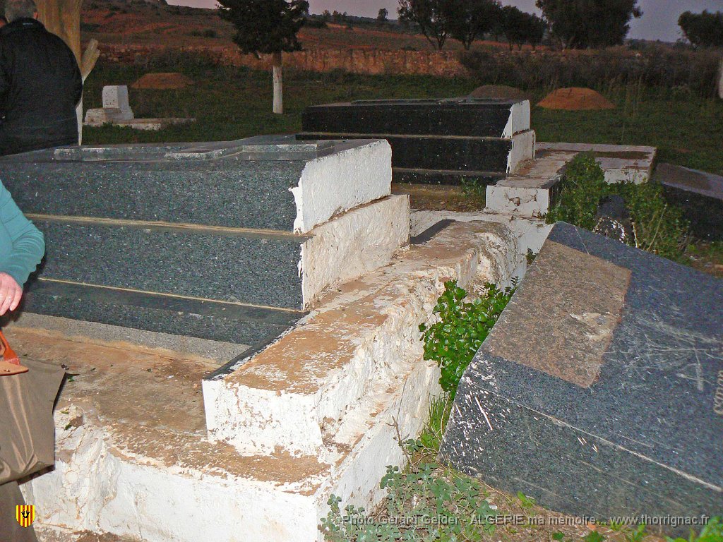 198.jpg - Cimetière de Fornaka.