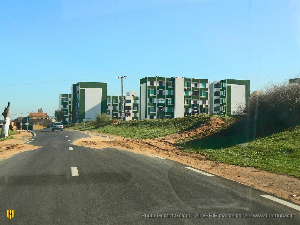 086 entree de la stidia.jpg - Entrée du village.