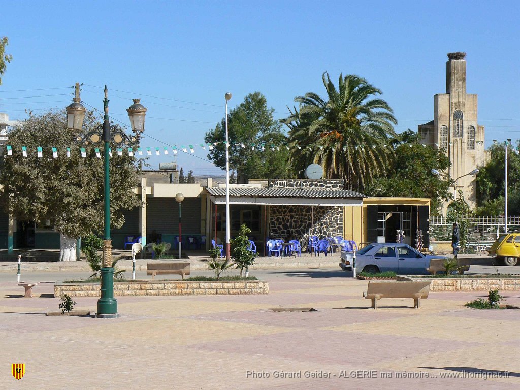 015 la place.jpg - La place avec l'ancienne église en arrière-plan.