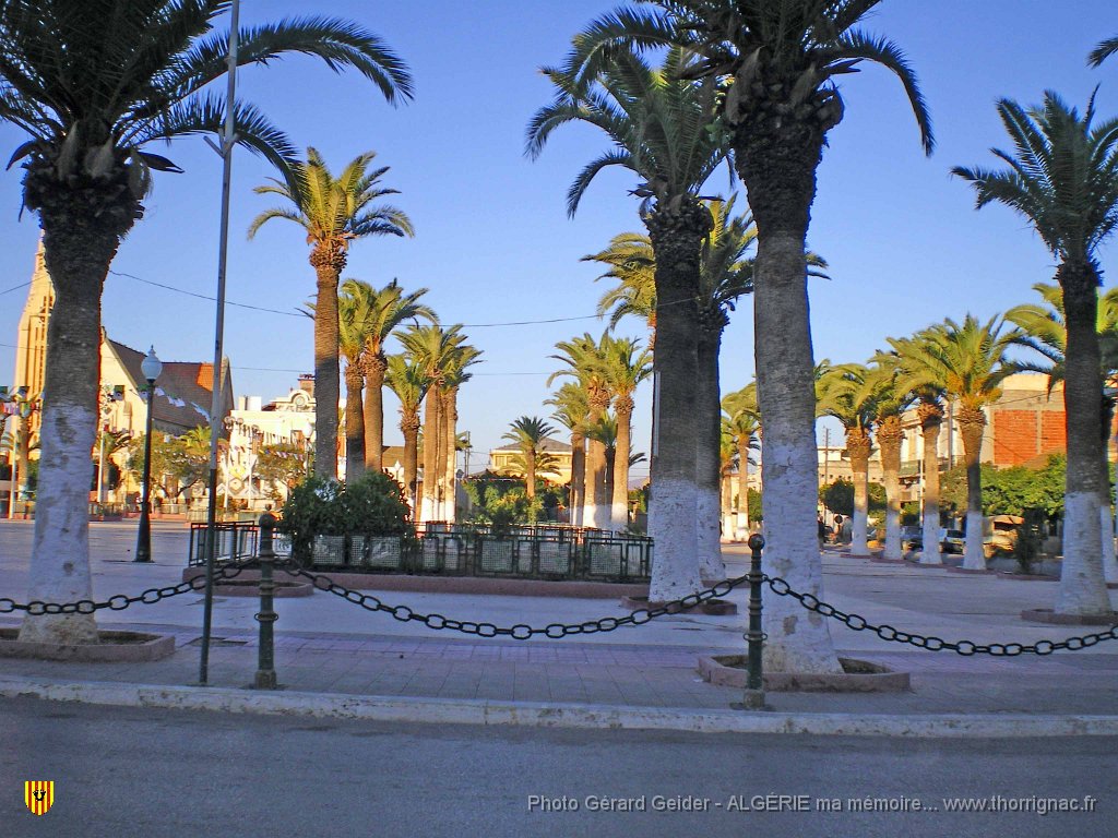 400.JPG - Rio-Salado. La place.