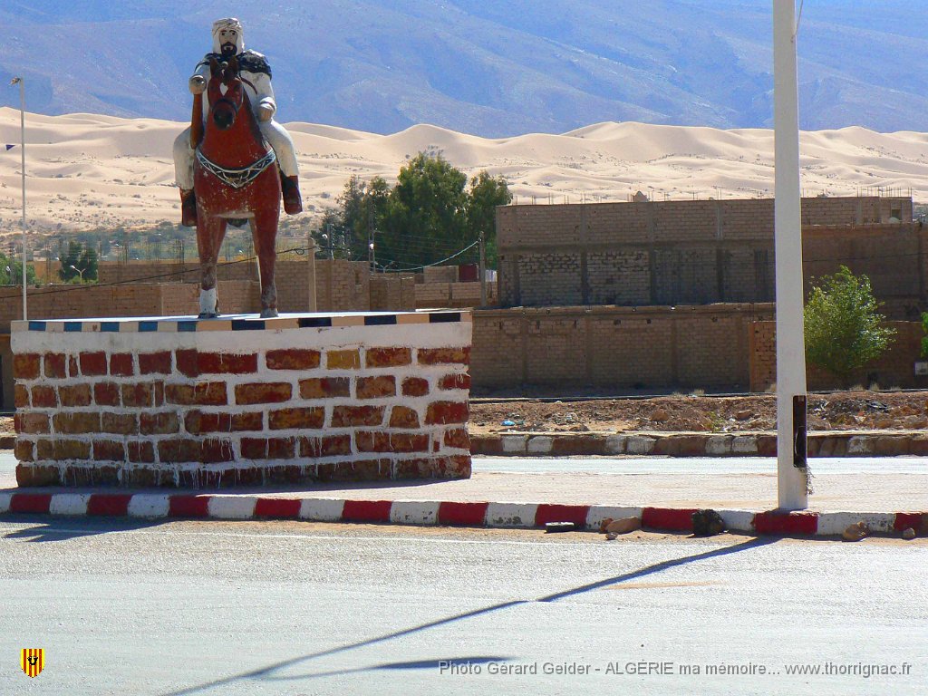 488 a la sortie d ain sefra emir abdelkader.jpg - La statue de l'Emir Abd-el-Kader à Aïn-Sefra.