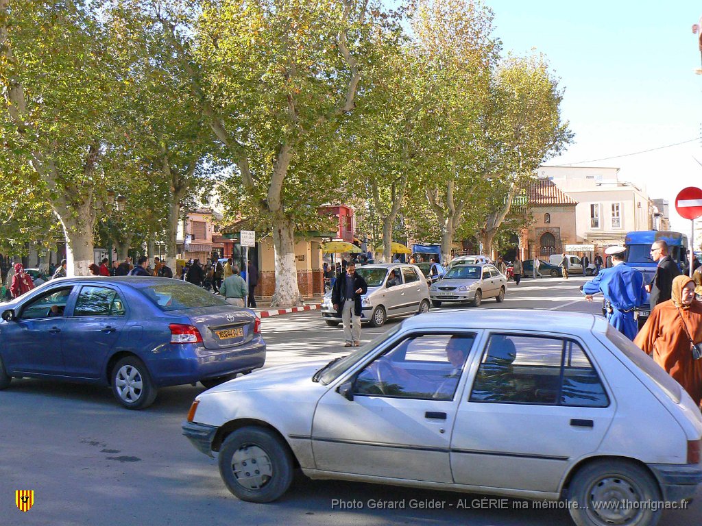 272 la place le musee au fond.jpg - La place et au fond, le musée.