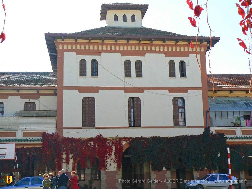 276 l entree.jpg - Collège Slane. Entrée.