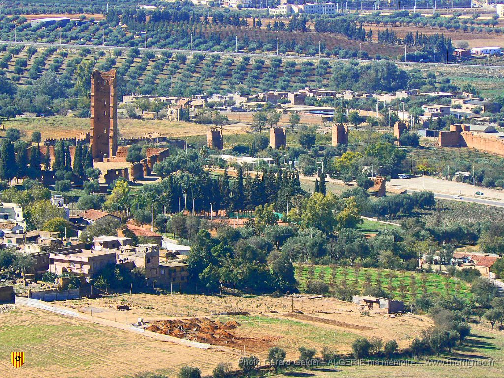 308 depuis le plateau.jpg - Les remparts depuis le plateau.