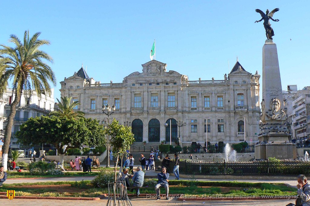 106 la mairie.JPG - Oran. La mairie et le monument Abd-el-Kader.