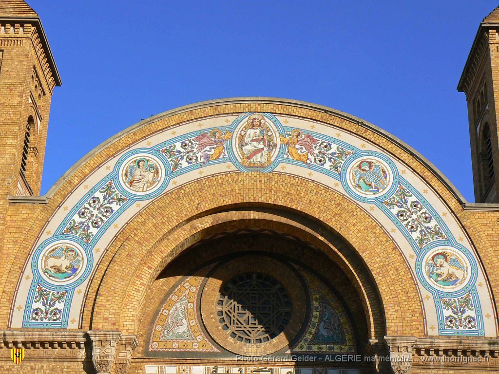 109.JPG - L'ancienne cathédrale devenue une bibliothèque.