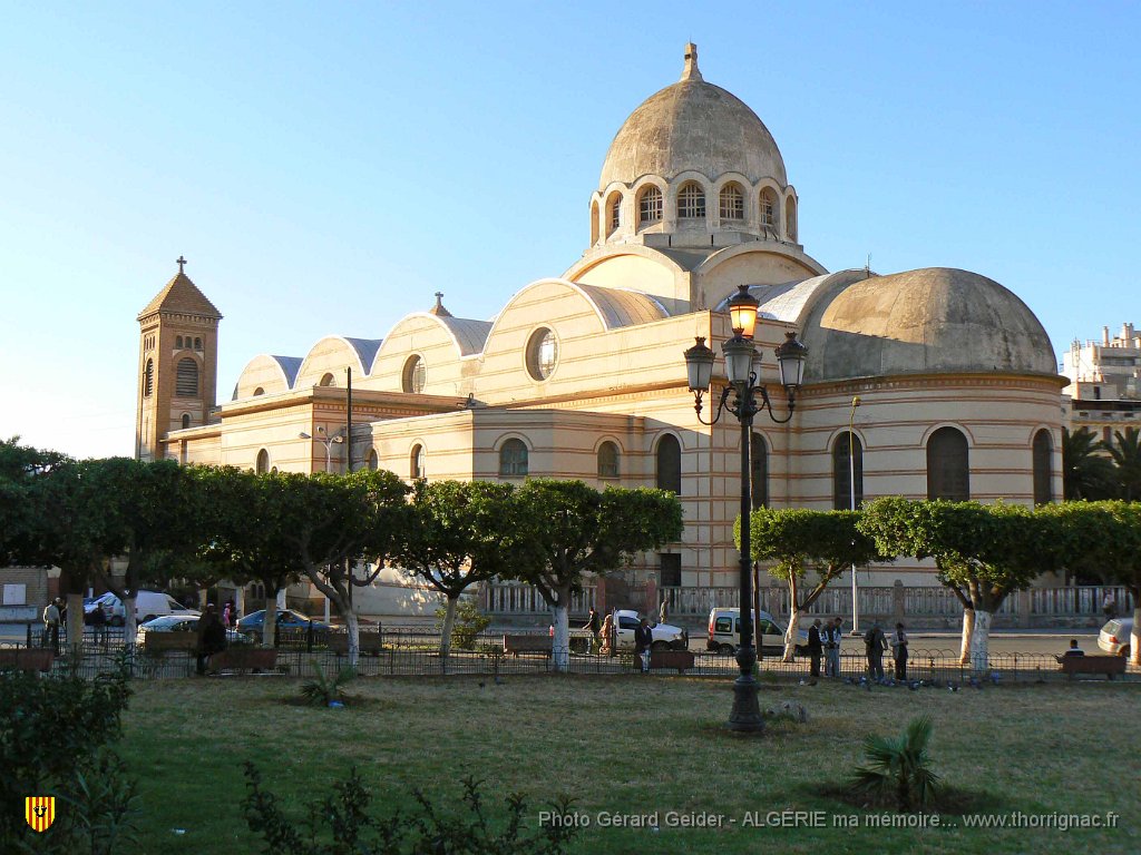 111.JPG - L'ancienne cathédrale devenue une bibliothèque.