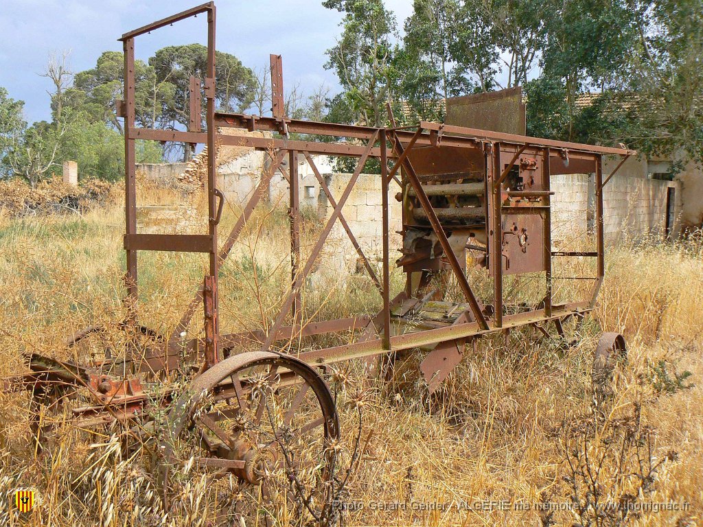 041 batteuse incendiee.JPG - Ferme Ramond. Batteuse incendiée.
