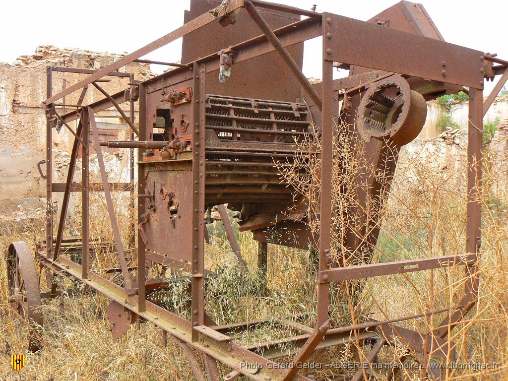 042.JPG - Ferme Ramond. Batteuse incendiée.
