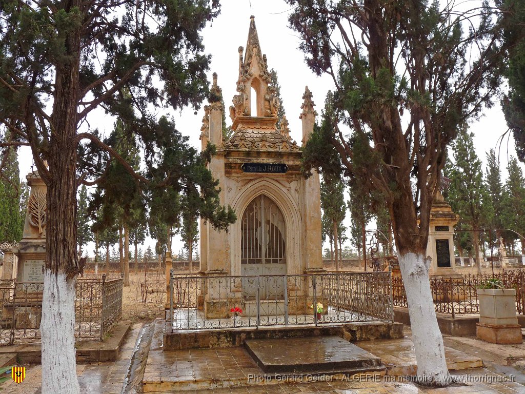 048.JPG - Cimetière d'Hammam-Bou-Hadjar. Le tombeau famille Roux.