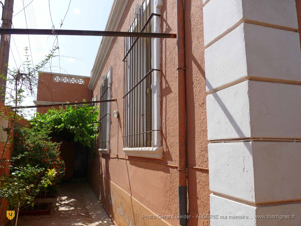 008 gauche.JPG - La maison Ramond à Rivoli. Côté gauche.