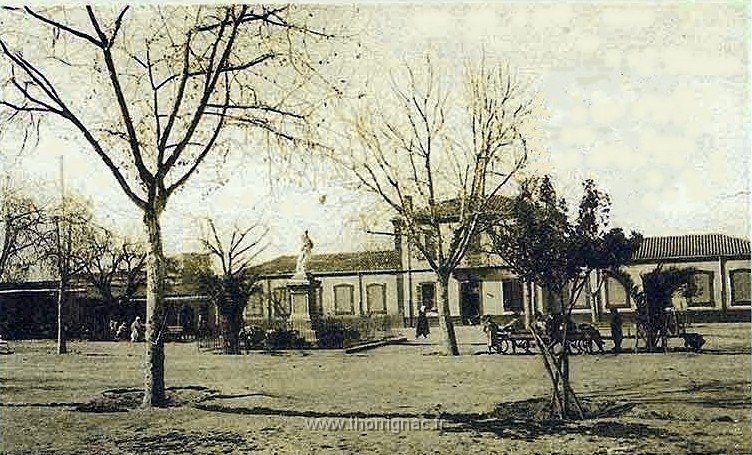 La place au monument aux morts.jpg - La place et le monument aux morts