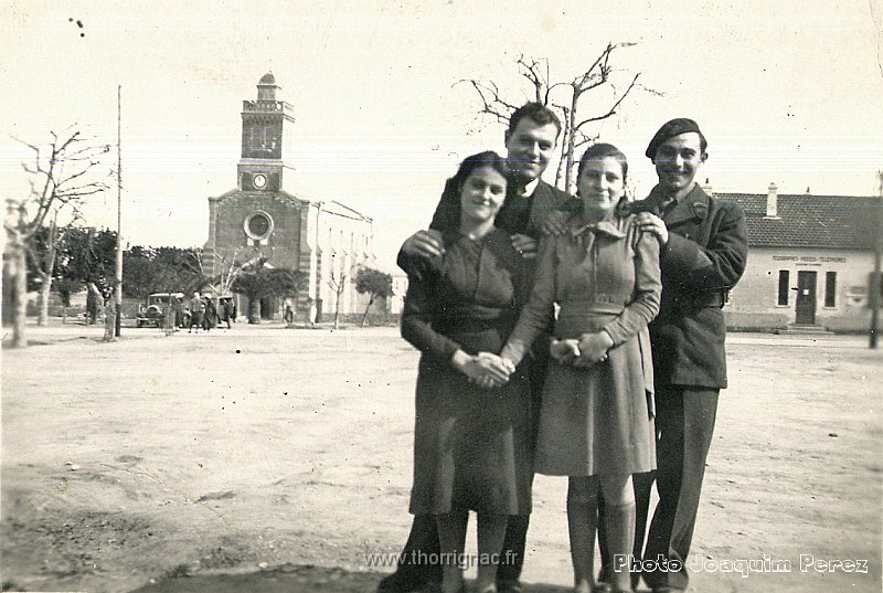 Henna005 copie.jpg - Famille Perez-aranéga. Au fond, à gauche, la Poste et à droite, l'église.