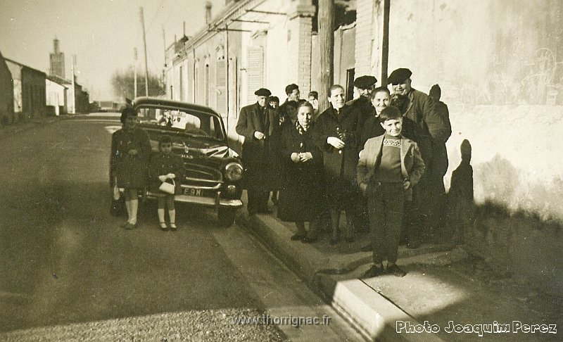 Moi devant la 403 derriere dans la rue ou je suis ne Mamy au milieu 2.jpg - La famille Aranéga, Granados le charcutier, Coco Thibult. Au premier plan, Joaquim Perez.