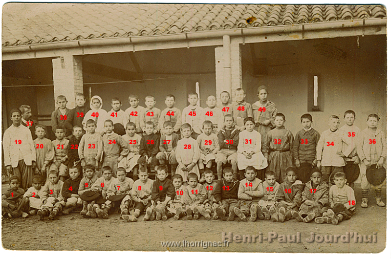 Photo classe 1 bis copie Numeros.png - Cette photo de classe demande à être identifier : Année et personnes ?