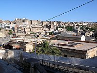 Photo prise depuis le parvi de l'église Saint-Louis : Depuis l'église St-louis