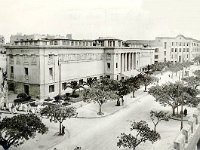Le Palais des Beaux-Arts et à droite le lycée Ardaillon