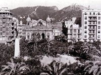 La place Foch, au fond, le théâtre