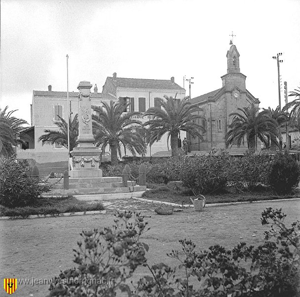 le monument aux morts et la place de la liberte d ain kial.jpg - le monument aux morts et la place de la Liberté