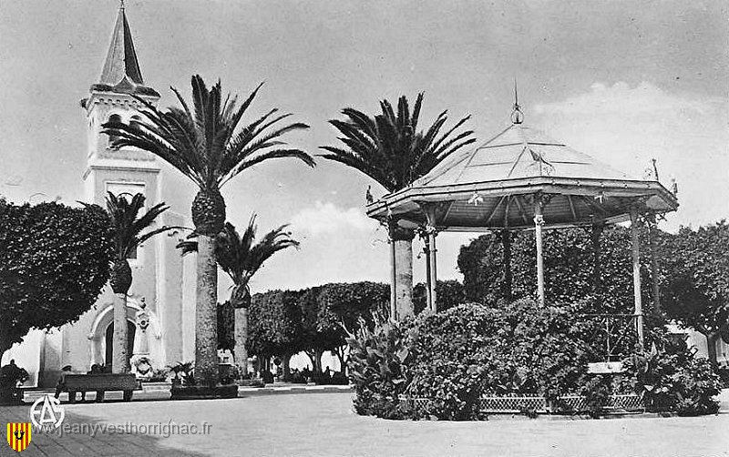 la plac et l eglise.jpg - Le kiosque et l'église