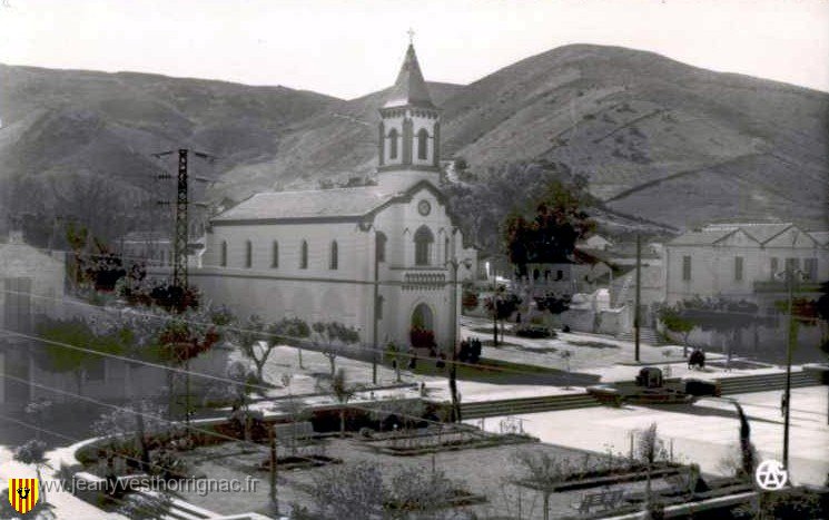 L eglise et la Place.jpg - La Place et l'Eglise