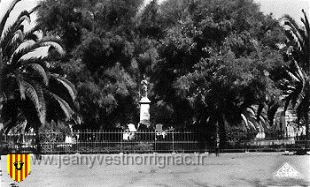place du monument aux morts.jpg - La place et le monument aux morts