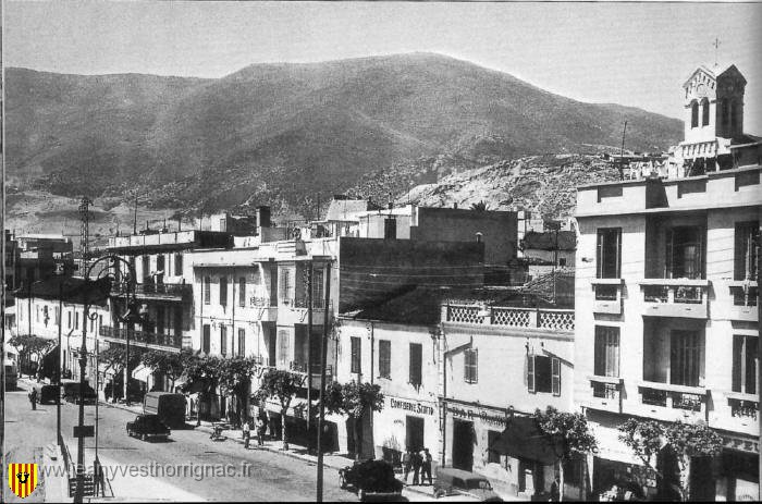 1MEK20commerces.jpg - La rue principale