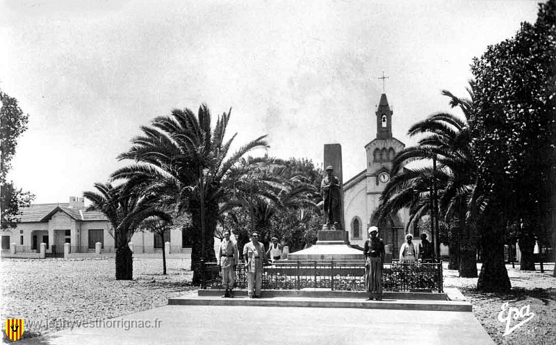 Le monument aux morts et l eglise.jpg - Le monument aux morts et l'église
