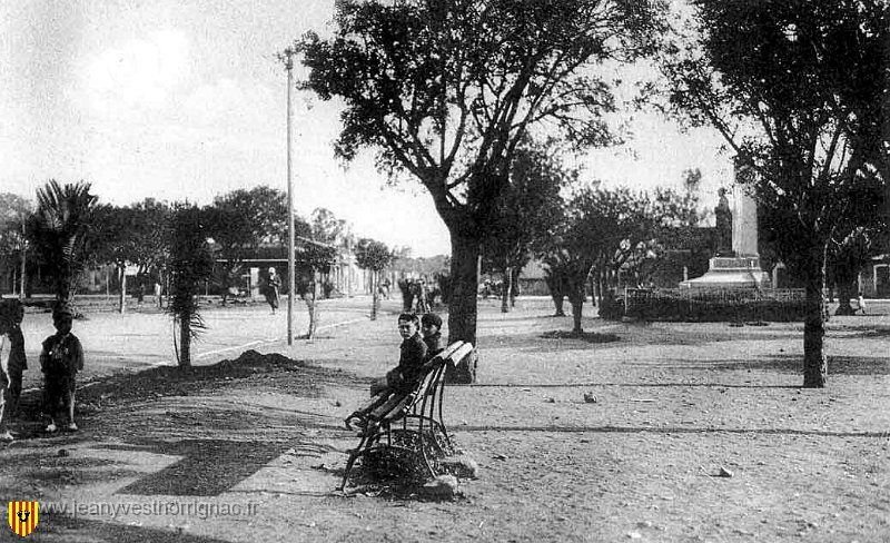 Place du monument.jpg - La place