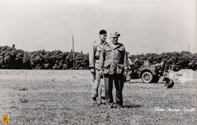 Sous Lieutenant CHIRAC avec le General DUDOGNON Cdt la 5 Brigade a Mostaganem 1957   Picard  Algerie Francaise Filigrane.jpg - Sous-Lieutenant CHIRAC avec le Général DUDOGNON Commandant la 5ème Brigade à Mostaganem, année 1957  à  Picard  Algérie Française . Document Michel Girard