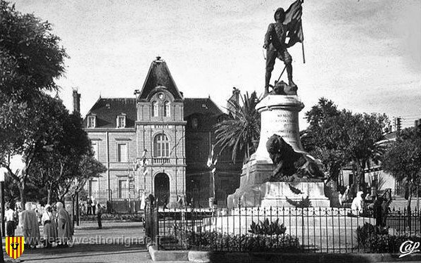 La Mairie  1.jpg - La Mairie et le monument aux morts