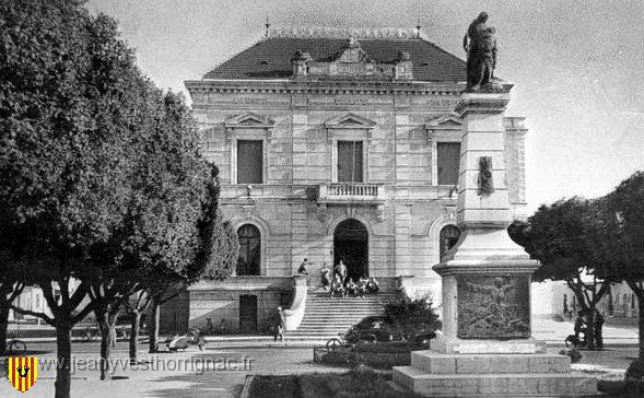 MonumentMortsMairie.jpg - Monument aux morts et la Mairie