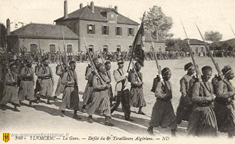7247 tlemcen la gare defile du 6eme tirailleurs algeriens.jpg - Défilé devant la gare