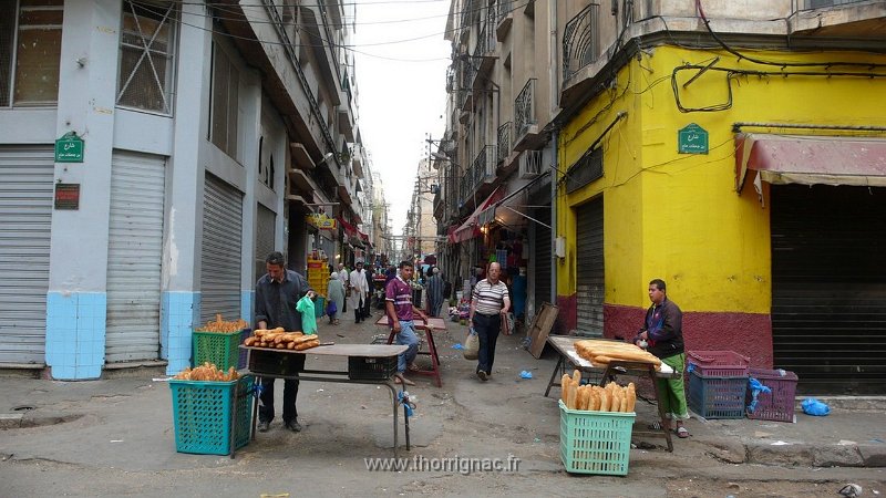 26.JPG - Rue de la Bastille avant l'installation du marché - 2010