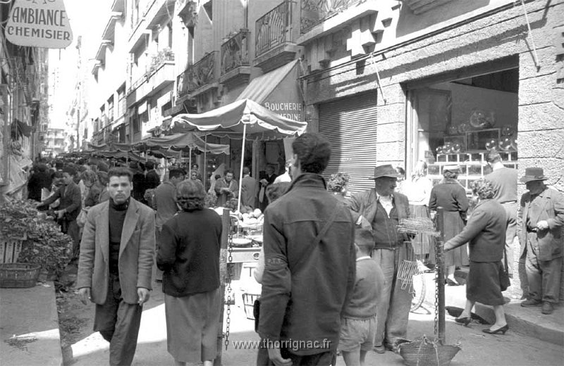 102.jpg - La rue de la Bastille