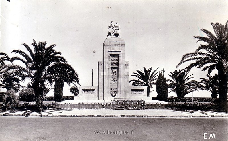 70.jpg - Le monument aux morts