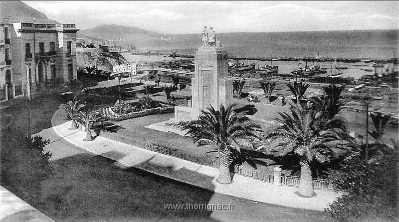 72.jpg - Le square du souvenir et le monument aux morts