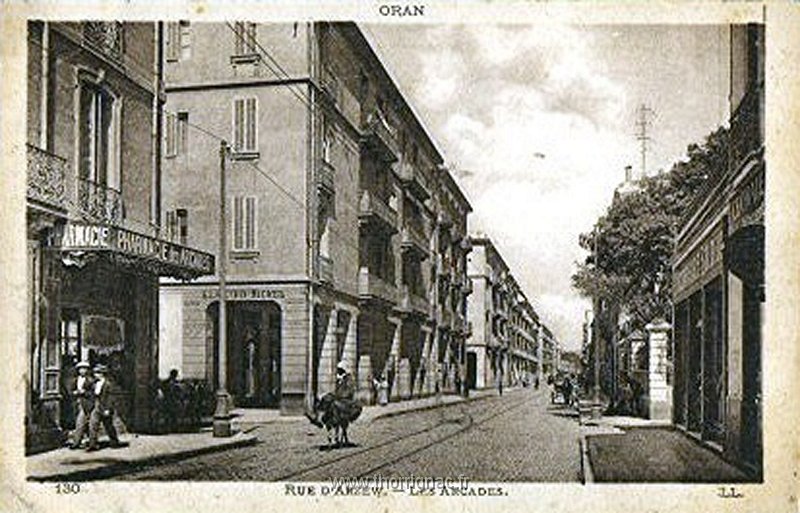 92.jpg - Rue d'Arzew et les arcades