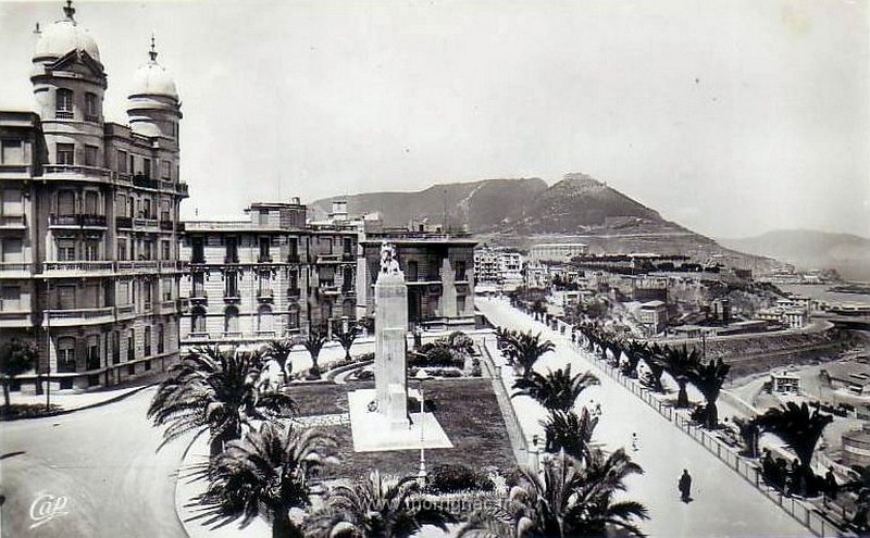 97.jpg - Square du Souvenir et le monument aux morts