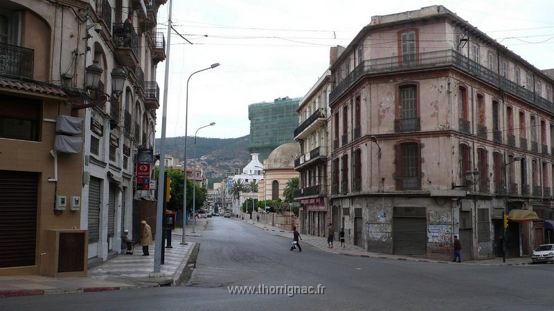 149.JPG - Boulevard Magenta, en arriere la cathédrale, le square garbé et la maison du colon - 2010