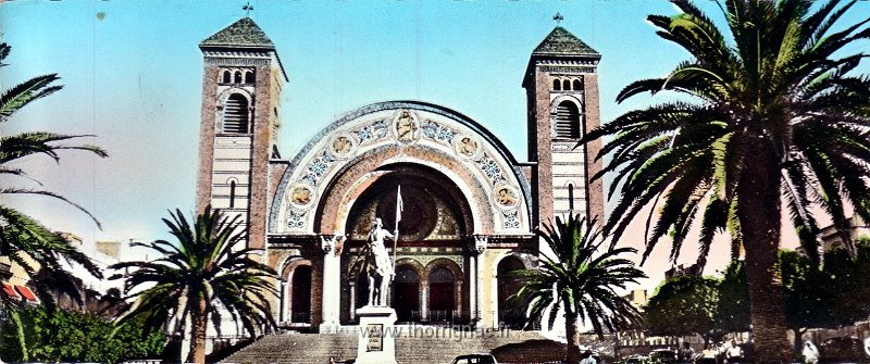 153.jpg - La cathédrale et la statue de Jeanne d'Arc