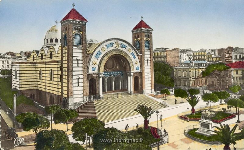 157.jpg - La cathédrale et la statue de Jeanne d'Arc