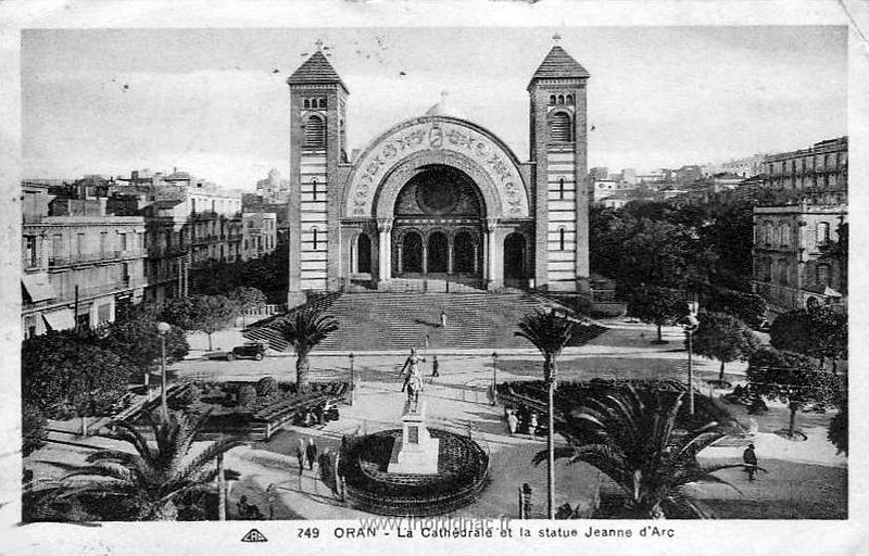 158.jpg - La cathédrale et la statue de Jeanne d'Arc