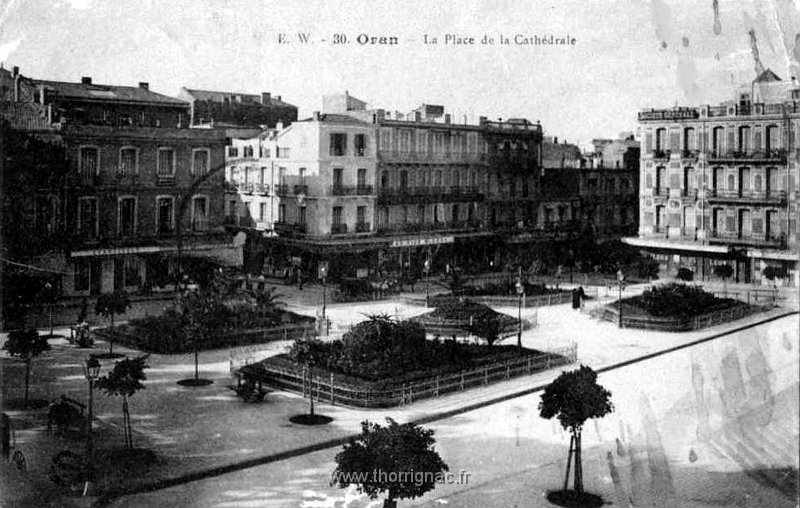 160.jpg - Place de la cathédrale