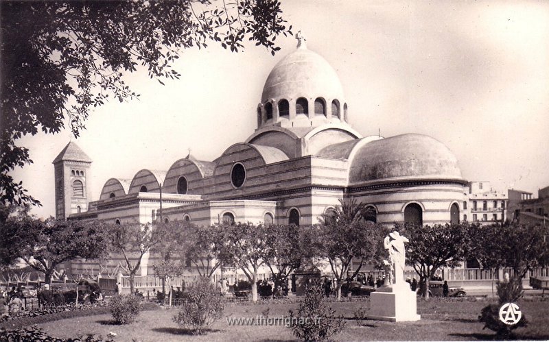 161.jpg - L'Abside de la cathédrale et les jardins du Square Garbé