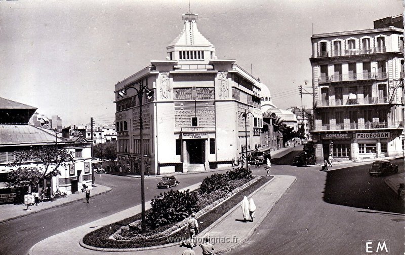 166.jpg - La Maison du Colon et la Place Karguentah