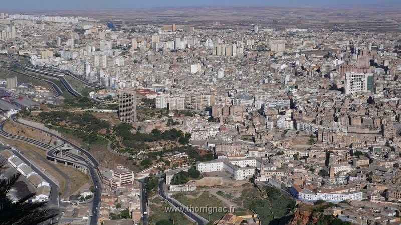 169.JPG - Vue sur Oran. en bas, à gauche, l'ancienne usine Bastos